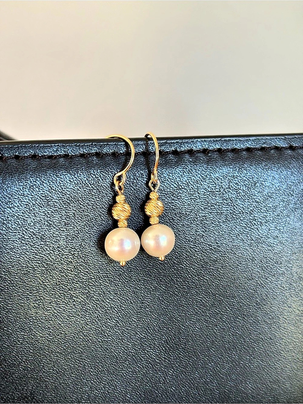 Pearl Drop Earrings Gold & White Like New